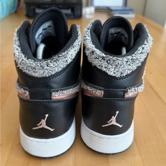 Nike Air Jordan 1 Retro Fleece Fur Size 9Y Euro 42.5 *Like New* Black Gray